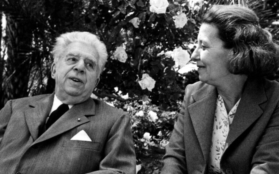 Eugenio Montale - Ho sceso, dandoti il braccio, almeno un milione di scale Eugenio Montale - Ho sceso, dandoti il braccio, almeno un milione di scale