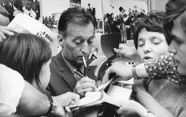 Gianni Rodari - L'incontro decisivo tra i ragazzi e i libri avviene sui banchi di scuola