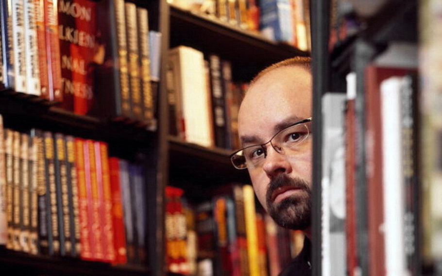 Carlos Ruiz Zafón - L'essere umano regredirà all'età della pietra Carlos Ruiz Zafón - L'essere umano regredirà all'età della pietra